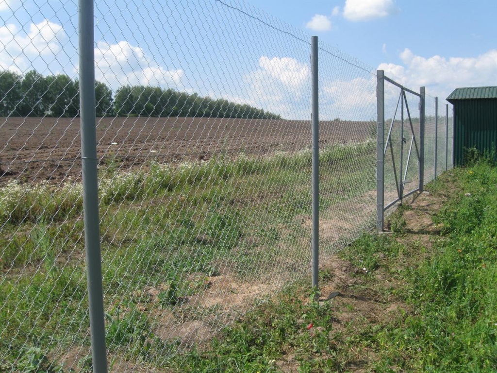 Забор из сетки рабицы. Ограждение из сетки рабицы. Забор из рабицы. Красивый забор из сетки рабица. Установка сетки рабицы под ключ.